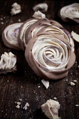 Doble Chocolate Meringue Kisses